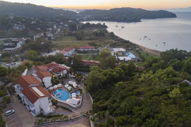 Vista aerea della costa sud di Skiathos e dell’hotel al tramonto