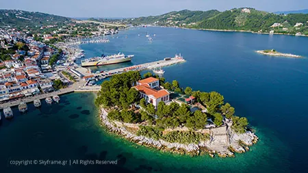 La penisola di Bourtzi coperta di pini tra i due porti di Skiathos