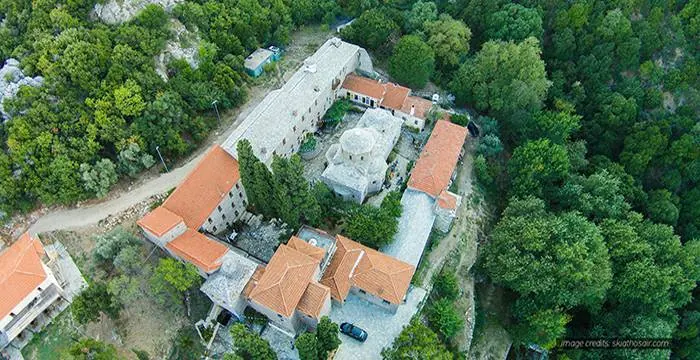 Il monastero di Evangelistria tra gli alberi