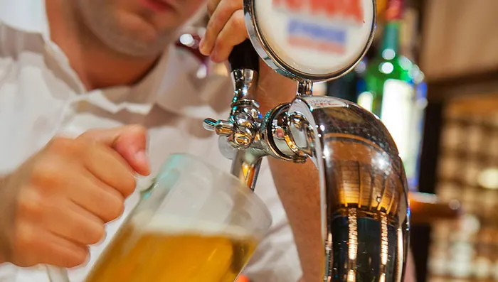 Una birra alla spina all’Orion Pool Bar