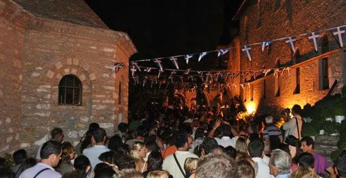 Folla a una festa estiva serale a Skiathos